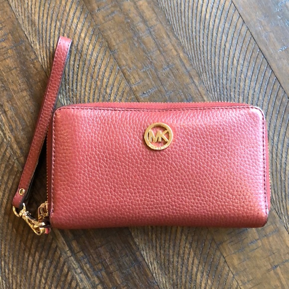 Michael Kors Handbags - Michael Kors 💼Jet Set Zip Around Wristlet